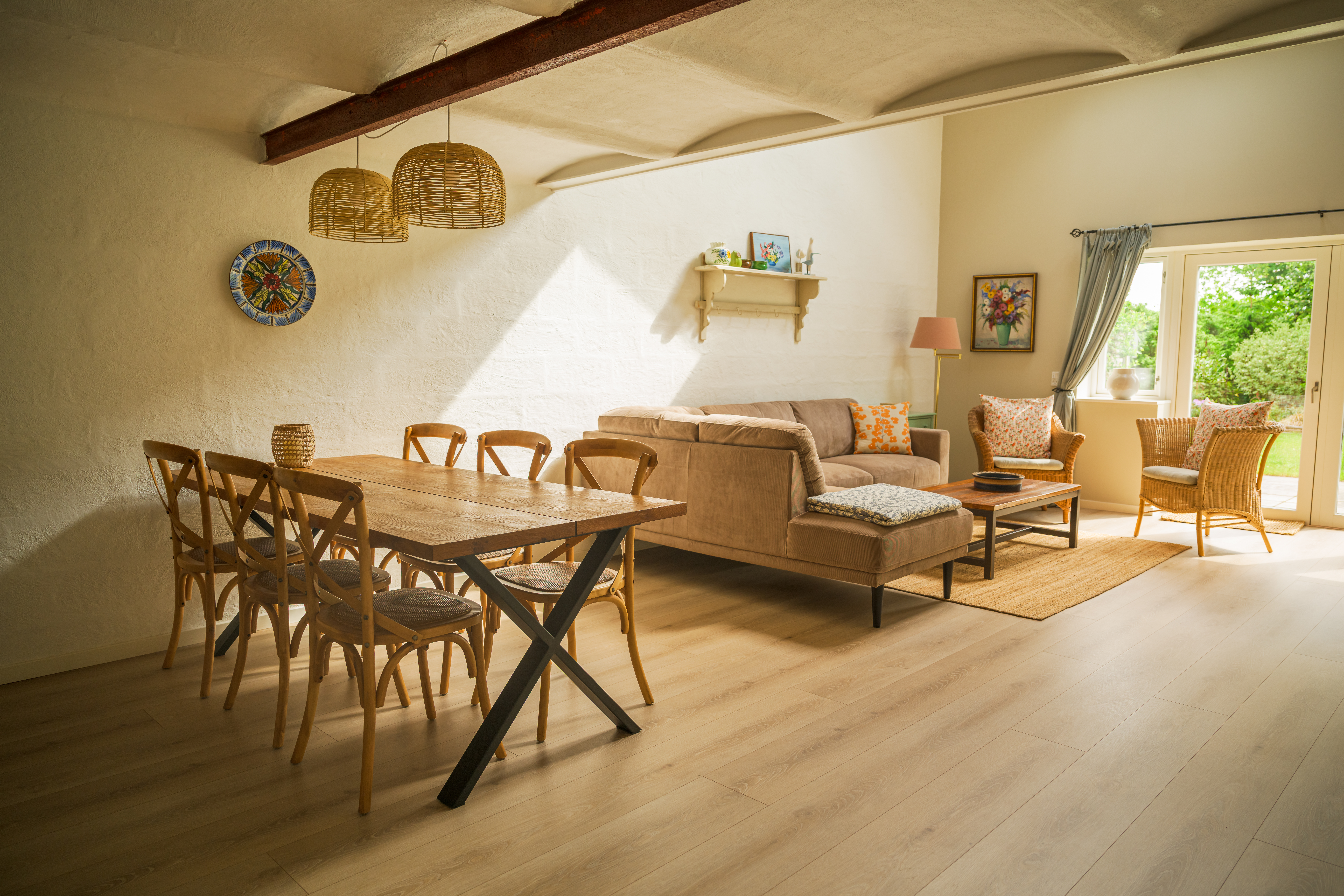 Hyggelig lounge i ferielejligheden "The Owl" i Lustrup Farmhouse.